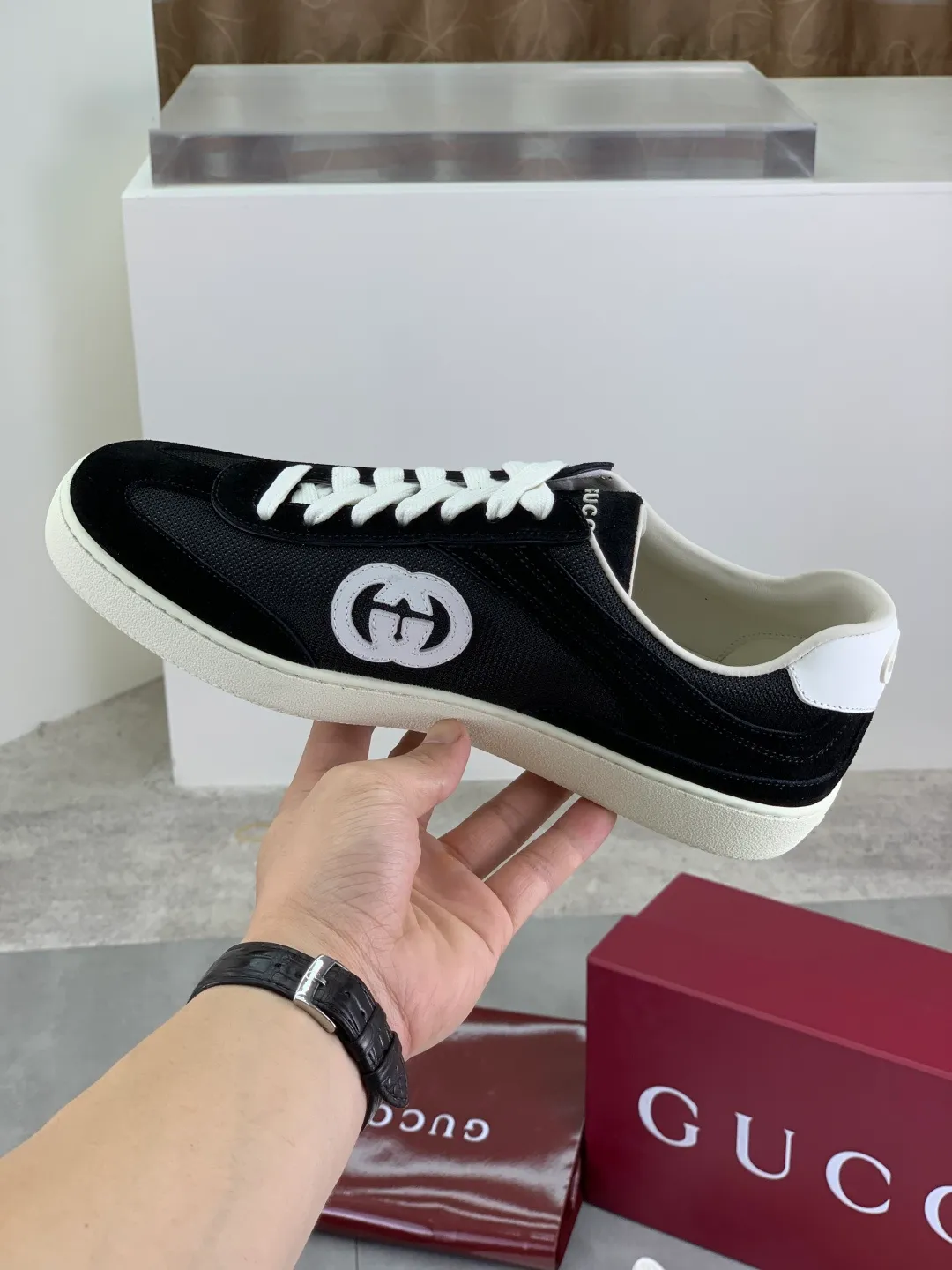 Men's shoes 💰P562 New GUCCI classic design moral training element catwalk model, matching version of top quality moral training shoes for men and women. Epoxy logo process is concave and convex, matching oil edge technology, punched cowhide cloth surface, suede cowhide surface splicing, breathable and not stuffy, the original overlasted shoe model is comfortable on the feet.  Fabric: Matched leather + cloth + mesh Lining: Water-dyed sheepskin Foot: Water-dyed sheepskin Outsole: Original molded TP matching environmentally friendly material Packaging: Top counter full set of packaging Female 35-42 (Female 41.42. Customized) Male 39-46 (46 customized)
